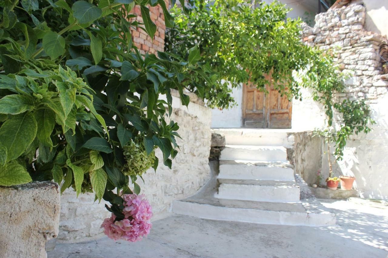 Guest House Toli Inside Berat Castle Экстерьер фото