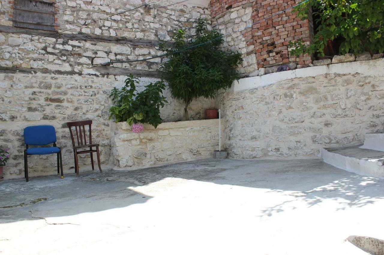 Guest House Toli Inside Berat Castle Экстерьер фото
