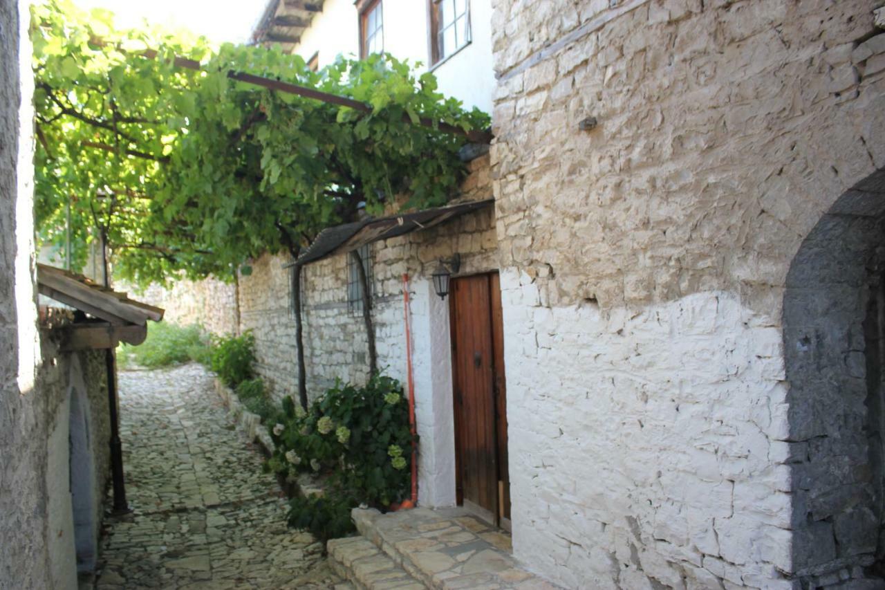 Guest House Toli Inside Berat Castle Экстерьер фото
