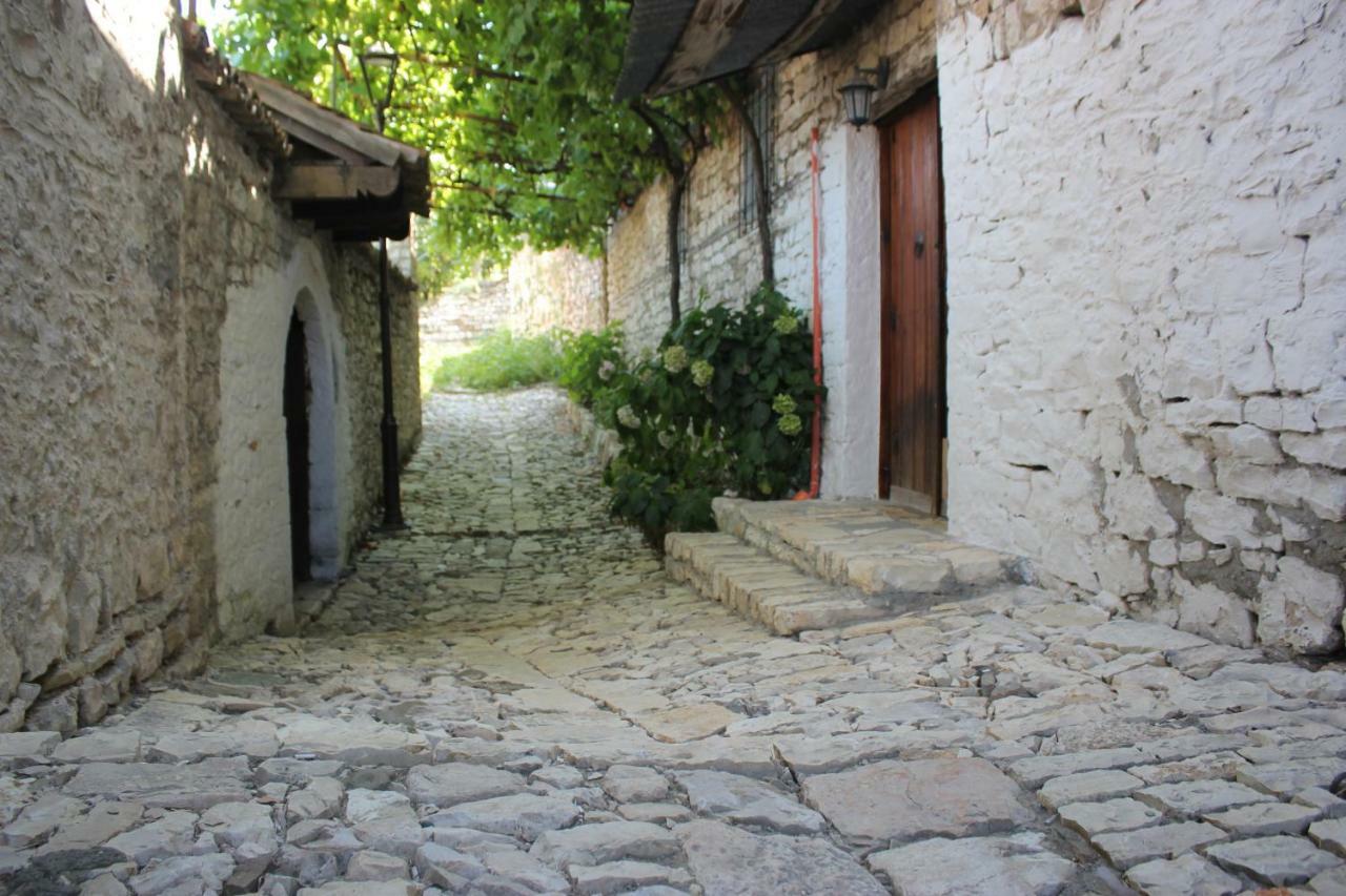 Guest House Toli Inside Berat Castle Экстерьер фото