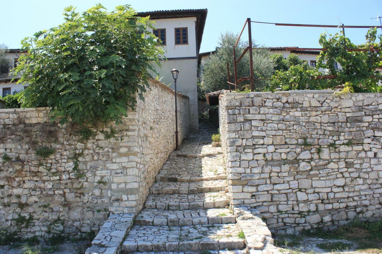 Guest House Toli Inside Berat Castle Экстерьер фото
